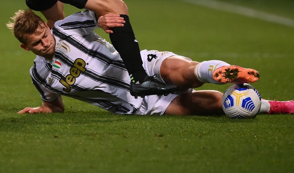 Matthijs de Ligt in actie tijdens de voetbalwedstrijd Sassuolo-Juventus op 12 mei 2021. (beeld afp / Marco Bertorello)