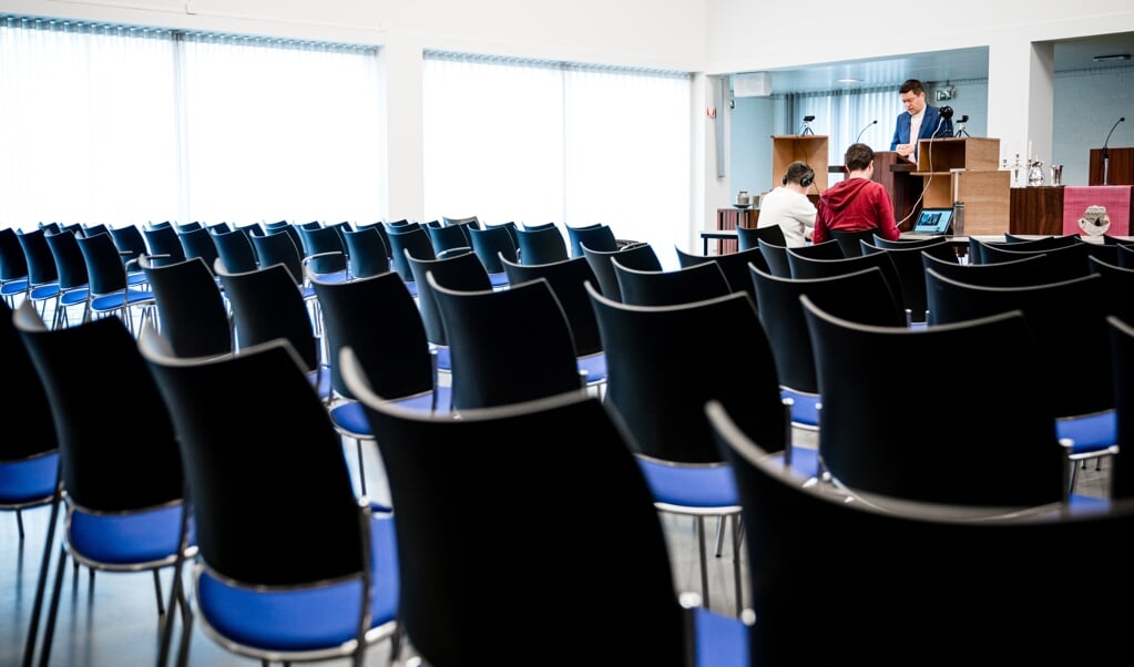 Onlinedienst in Tilburg. Een predikant is tot nu toe 'normaal’, en andersoortig voorgangerschap ‘bijzonder’. Dat moet veranderen, vindt de Werkgroep ambt. (beeld anp / Rob Engelaar)