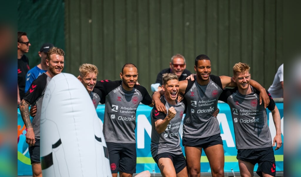 De voetballers van Denemarken hebben een flinke boost gekregen van het bezoek van teamgenoot Christian Eriksen vrijdag. (beeld afp / Jonathan Nackstrand)