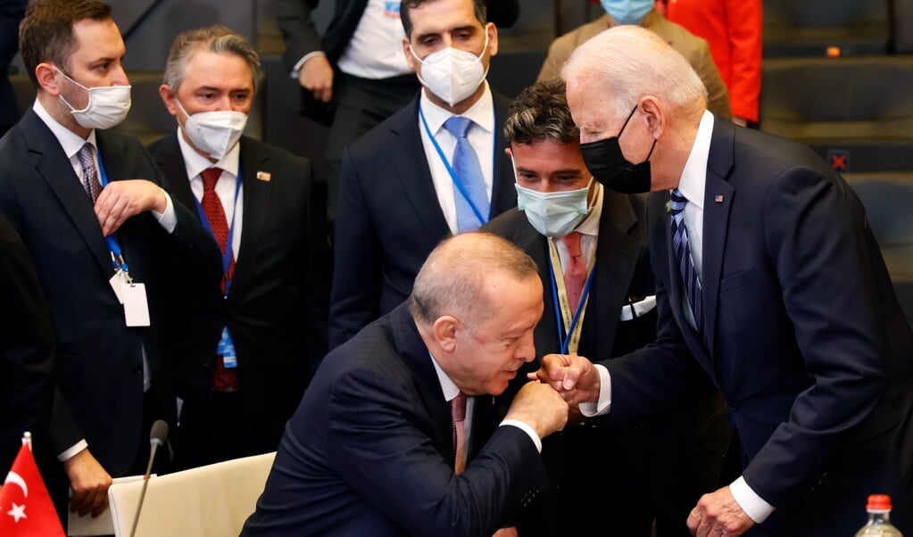 Amerikaanse president Joe Biden en Turkse president Recep Tayyip Erdogan geven elkaar een boks tijdens de NAVO-top. (beeld epa / Olivier Matthys)