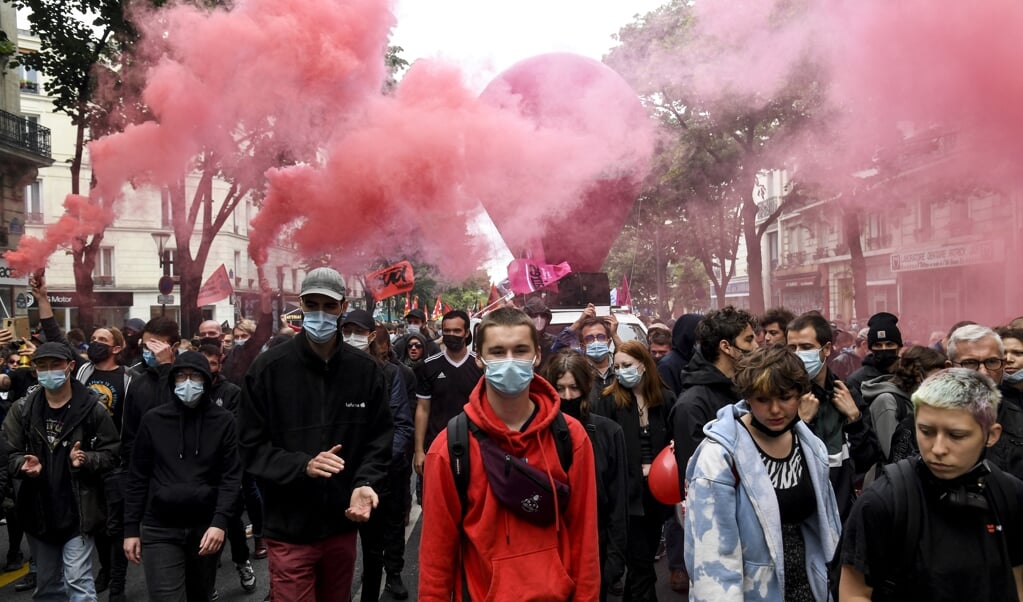 Zaterdag 5 juni demonstreerden Franse antifascisten in Parijs, daags nadat twee voormalige skinheads tot 8 en 5 jaar gevangenisstraf werden veroordeeld voor de moord op de antifascist Clément Méric in 2013. (beeld afp / Bertrand Guay )