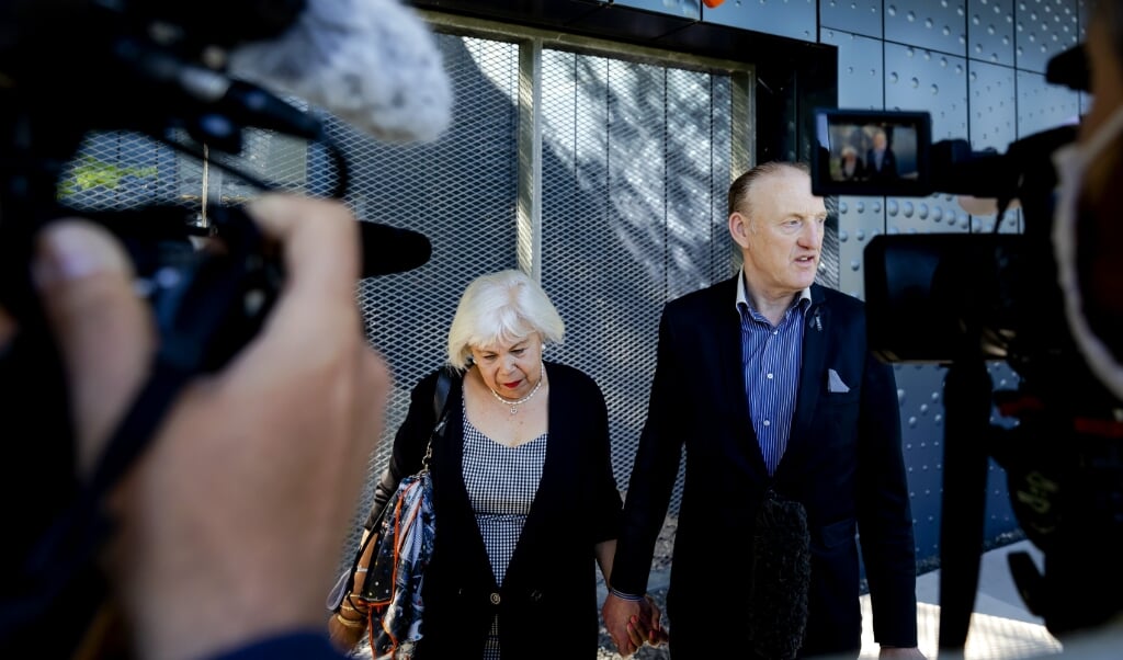 Nabestaande Evert van Zijtveld en partner bij het Justitieel Complex. (beeld anp / Robin van Lonkhuijsen)