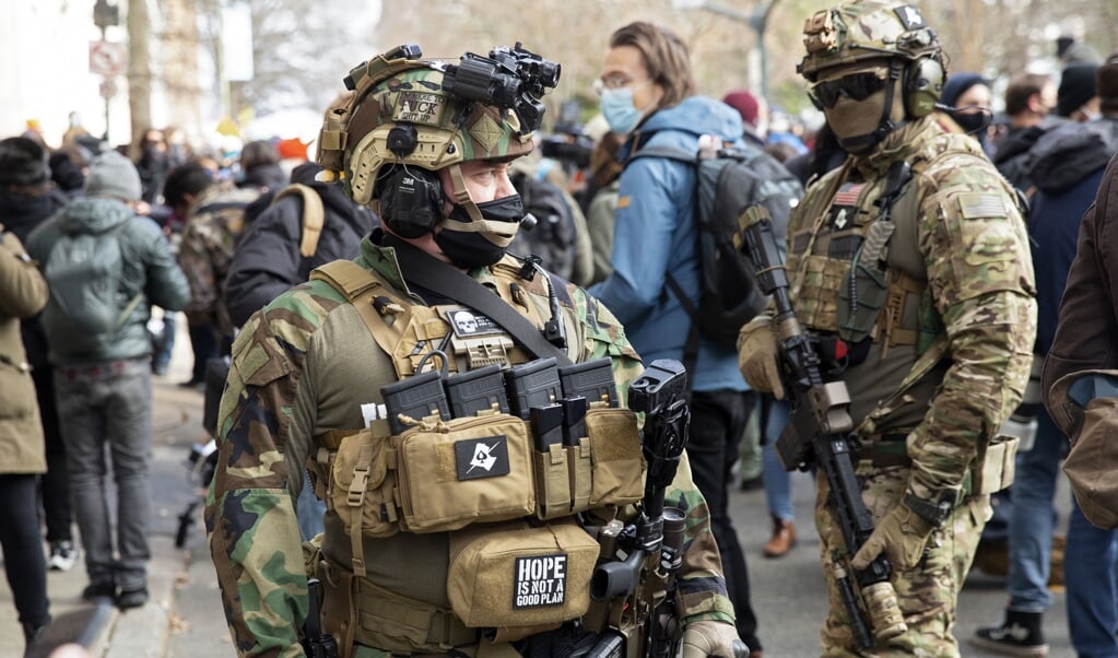 Burgers mogen in steeds meer Amerikaanse staten vrij wapens dragen op straat, inclusief aanvalswapens, zoals hier in Richmond,Virginia, bij een protestmars. (beeld afp/Ryan Kelly)
