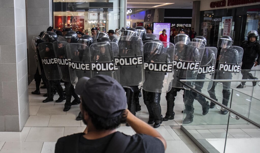 Oproerpolitie staat opgesteld bij een demonstratie van de oppositie van Nicaragua in een winkelcentrum in de hoofdstad Managua. (beeld afp / Inti Ocon)