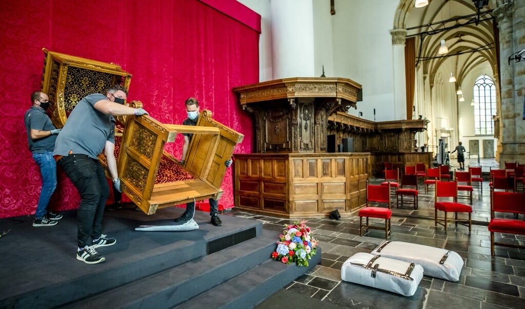 Prinsjesdag 2020, anders dan normaal vanwege de coronarestricties, de befaamde troon waarop koning Willem-Alexander zitting nam, wordt afgevoerd. Is op de komende Prinsjesdag een fysieke omhelzing weer mogelijk? (beeld anp / Remko de Waal)