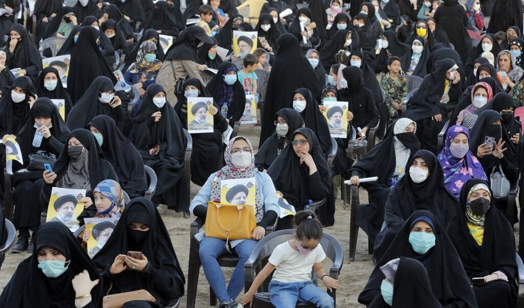Iraanse vrouwen voeren campagne voor de ultraconservatieve presidentskandidaat Ebrahim Raisi. (beeld afp)