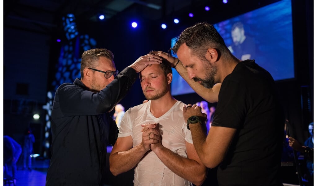 Een eerder gehouden dienst waarin de doop werd bediend door de voorgangers van Mozaiek033, Emiel Hop (links) en Arjen ten Brinke. (beeld Will Gorter)