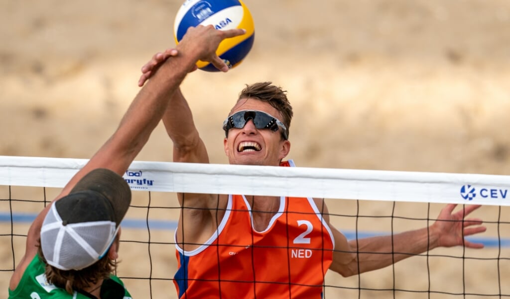 Yorick de Groot tijdens de Continental Cup Final Beachvolleybal. Het toernooi was de laatste mogelijkheid voor deelnemers om zich te kwalificeren voor de Olympische Spelen. (beeld anp / Ronald Hoogendoorn)