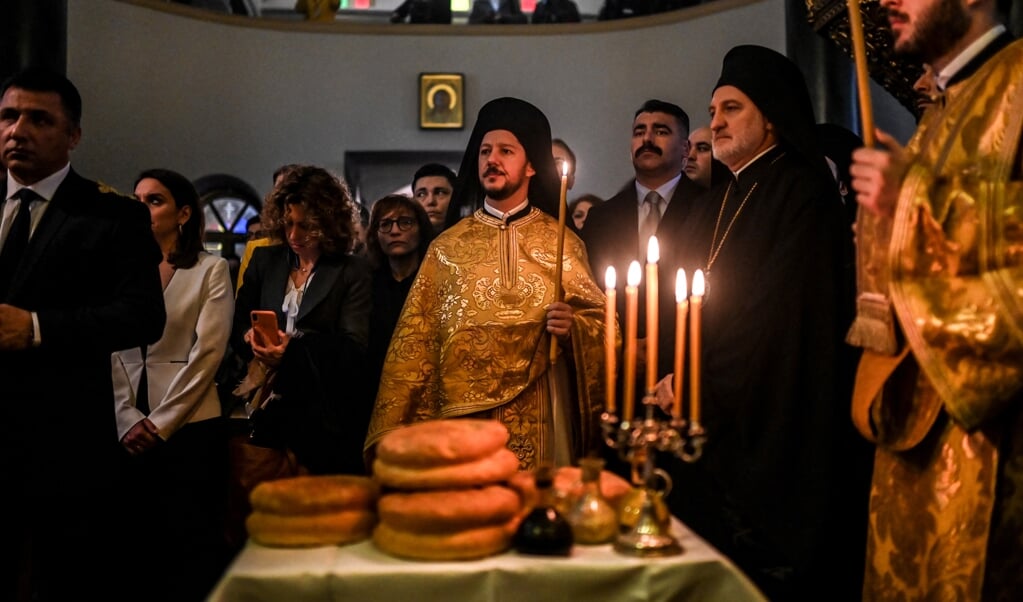 De Griekse premier en de Oecumenisch Patriarch van Constantinopel wonen een viering bij tijdens een bezoek aan de theologische school in Halki. (beeld afp / Bulent Kilic)