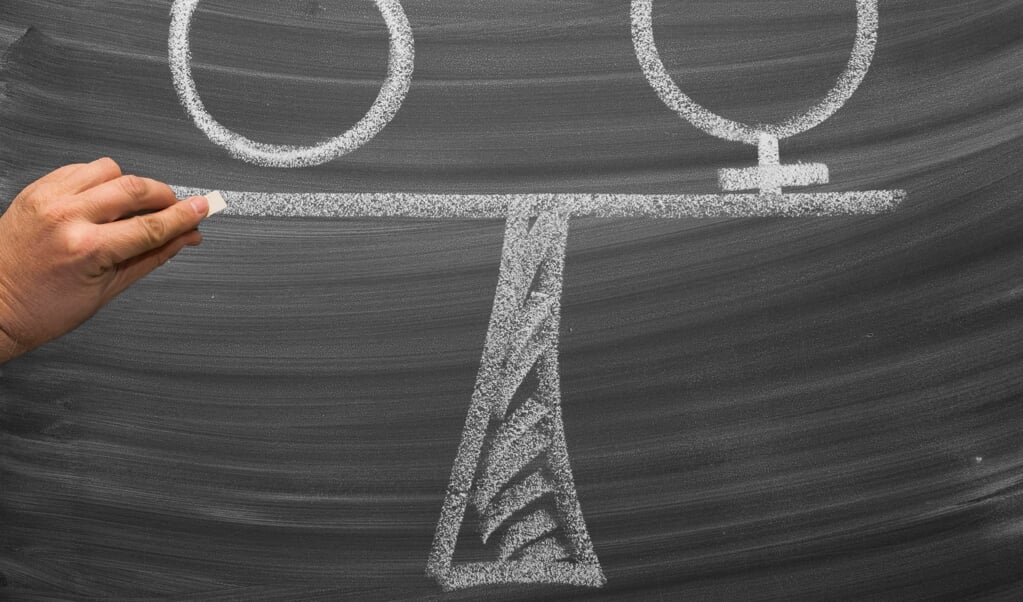 Mannen moeten zich bewuster worden van hun gedrag, mede-mannen aanspreken op seksistisch gedrag en zo samen als mannen en vrouwen bijdragen aan een wereld waarin vrouwen en mannen werkelijk gelijkwaardig zijn. (beeld Getty Images)