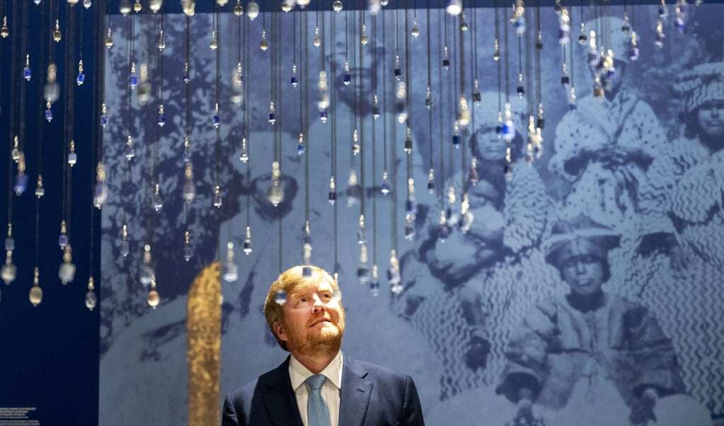 Wat de koning in 1862 heeft toegezegd (het uitkeren van herstelbetalingen), moet de koning in 2021 alsnog nakomen. Beeld: Koning Willem-Alexander bij de opening van de slavernijtentoonstelling in het Rijksmuseum. (beeld anp / Evert Elzinga)