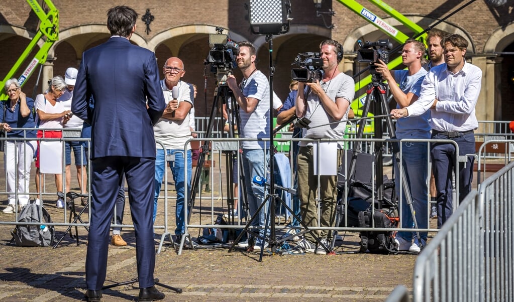 Wopke Hoekstra (CDA) staat de pers te woord voorafgaand aan zijn gesprek met informateur Mariëtte Hamer. (beeld anp / Lex van Lieshout)