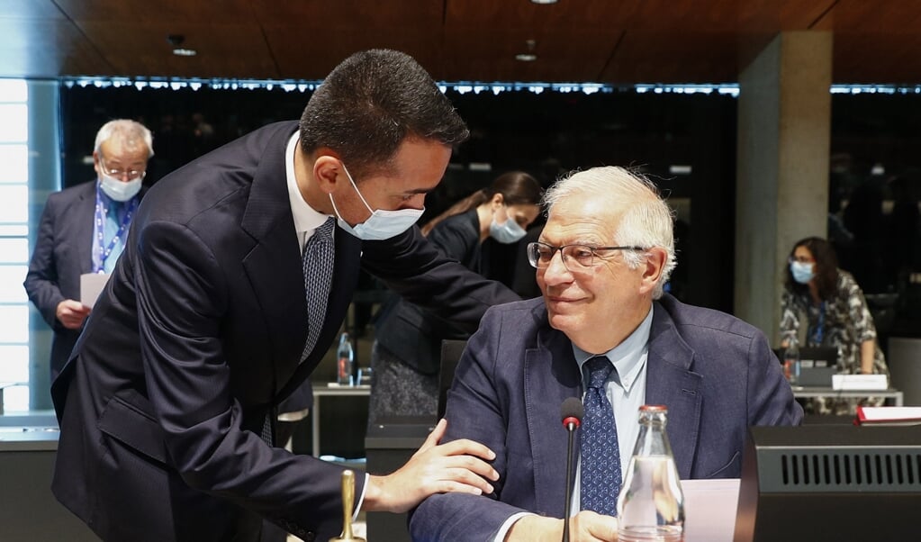 De Italiaanse minister van Buitenlandse Zaken Luigi Di Maio (l) in gesprek met de hoge vertegenwoordiger van de EU voor buitenlands beleid Josep Borrell. (beeld afp / Johanna Geron)