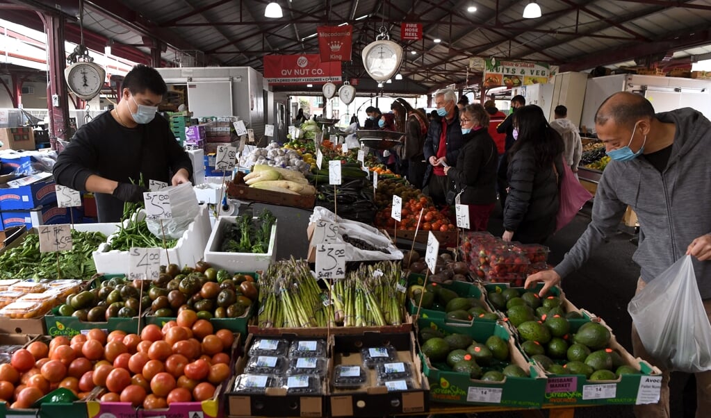 Zo’n 22 procent van de Nederlanders is door de coronapandemie gezonder gaan eten, terwijl 12 procent juist de voorkeur gaf aan ongezonder voedsel, blijkt uit onderzoek van Wageningen University & Research. (beeld William West / afp)