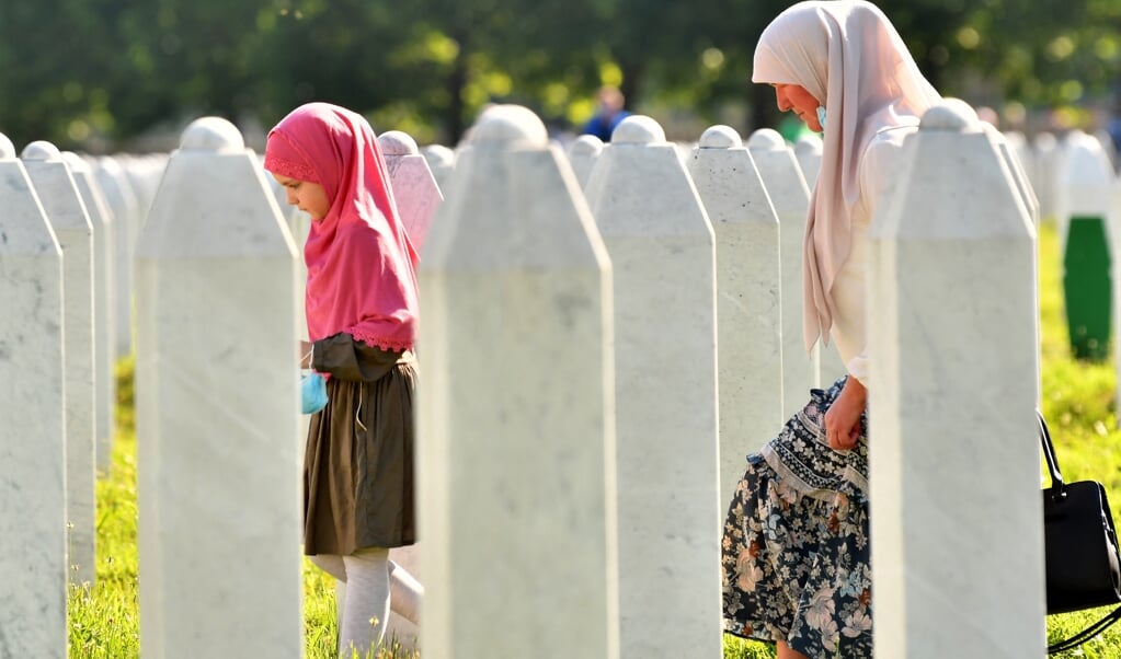 Discriminatie op basis van etniciteit is minder tastbaar dan discriminatie op basis van huidskleur. Maar de gevolgen kunnen desastreus zijn, zoals in Srebrenica, tijdens de oorlog in het voormalig Joegoslavië. een Bosnische vrouw en haar kleindochter op de begraafplaats van Potocari, net buiten Srebrenica. (beeld Elvis Barukcic / afp)