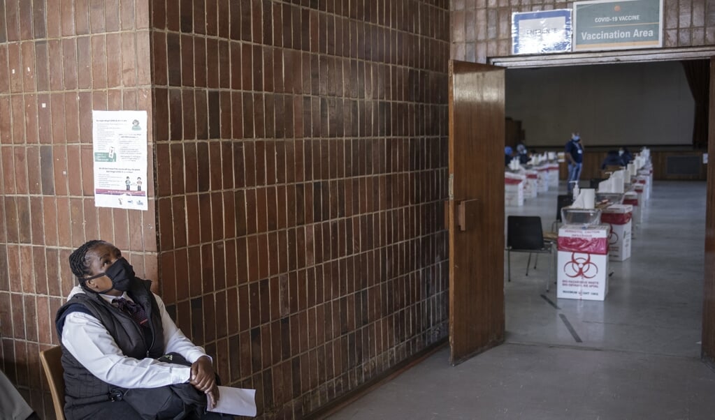 Een Zuid-Afrikaanse vrouw wacht in het ziekenhuis in Germinston op haar beurt om een vaccinatie te krijgen. (beeld afp / Michele Spatari )