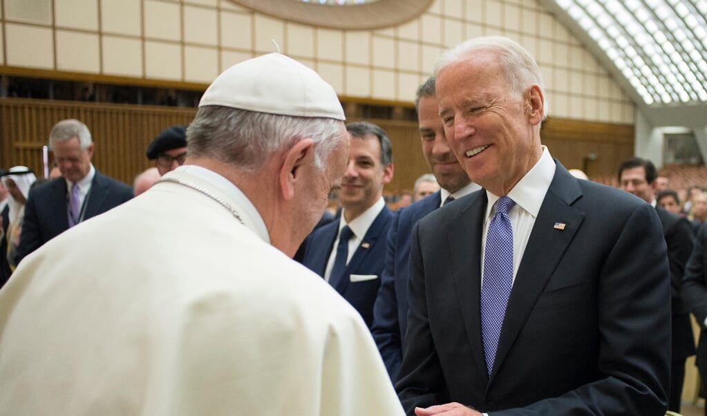 Joe Biden, toen vice-president onder Barack Obama, tijdens een algemene audiëntie met paus Franciscus op 29 april 2016. (beeld afp / Osservatore Romano)