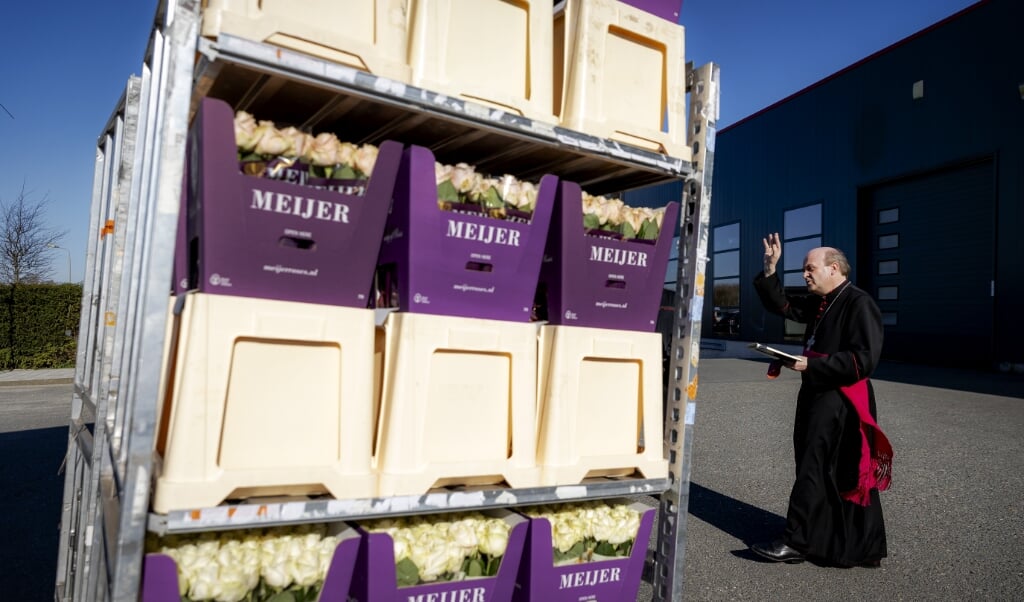 Bisschop Van den Hende zegent de paasbloemen die naar het Vaticaan gaan. (beeld anp / Robin van Lonkhuijsen)