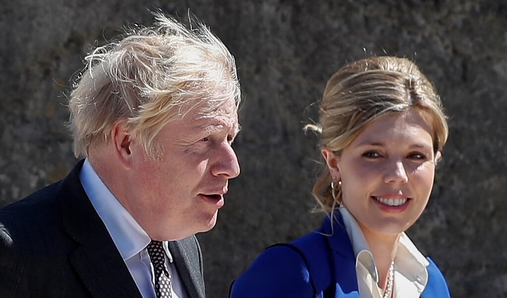 De Britse minister-president Boris Johnson met zijn echtgenote Carrie Johnson, met wie hij onlangs trouwde, tijdens de G7-ontmoeting in Cornwall. (beeld afp / Peter Nicholls)