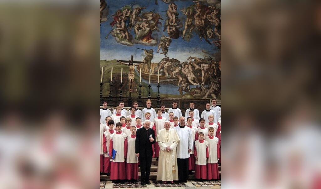 De Regensburger Domspatzen in 2005 op bezoek bij paus Benedictus XVI, de broer van de dirigent van de koorschool, Georg Ratzinger. (beeld Epa / Osservatore Romano)