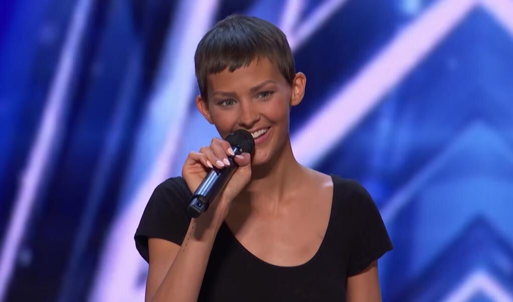 Jane (30) tijdens haar deelname aan de beroemde talentenjacht. Als artiest heet ze Nightbirde. (beeld America's Got Talent)