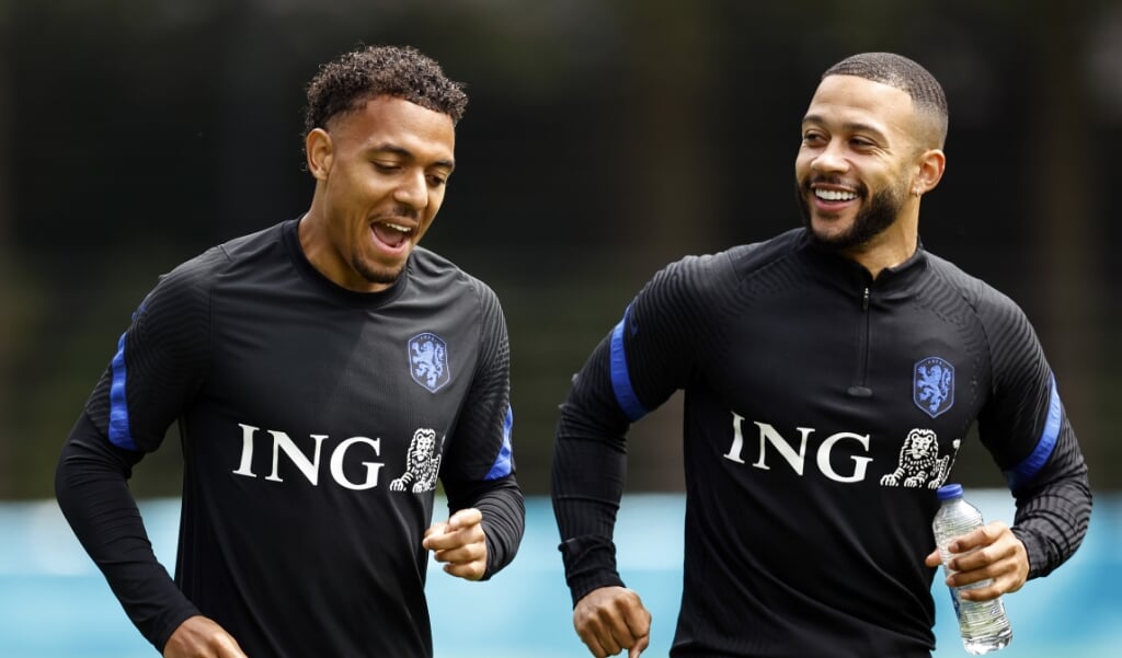 Donyell Malen, Memphis Depay tijdens een trainingssessie van het Nederlands elftal op de KNVB Campus op 22 juni 2021 in Zeist, Nederland. (beeld anp / Maurice van Steen)