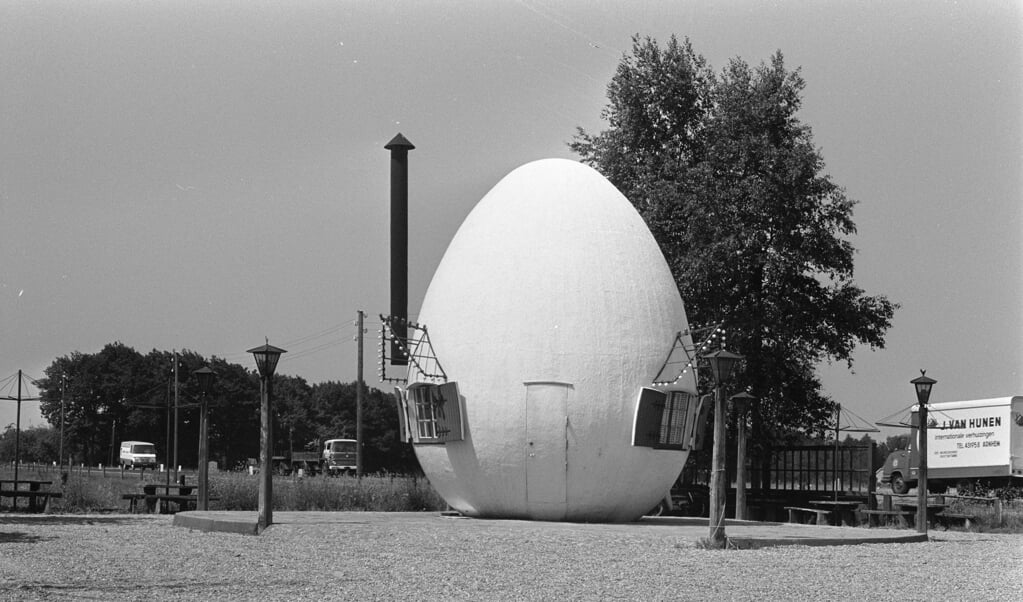 Het bijzondere ei-huisje, bedacht en uitgevoerd door Anton van Zwetselaar. (beeld Anefo / Bert Verhoeff)