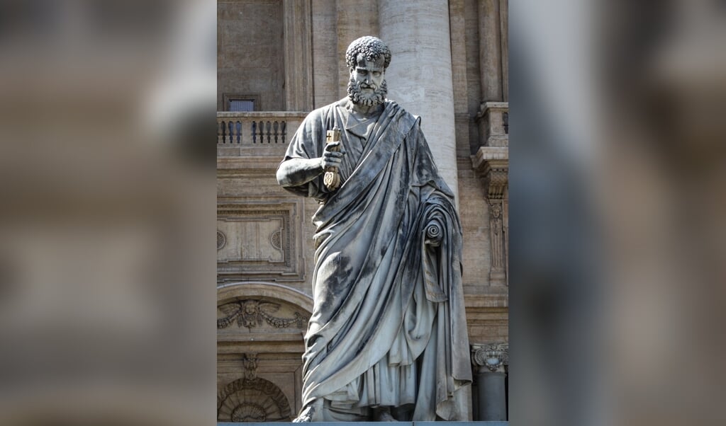 Beeld van de apostel Petrus voor de Sint-Pietersbasiliek in Rome. (beeld Cathopic / Moisés Becerra LC)