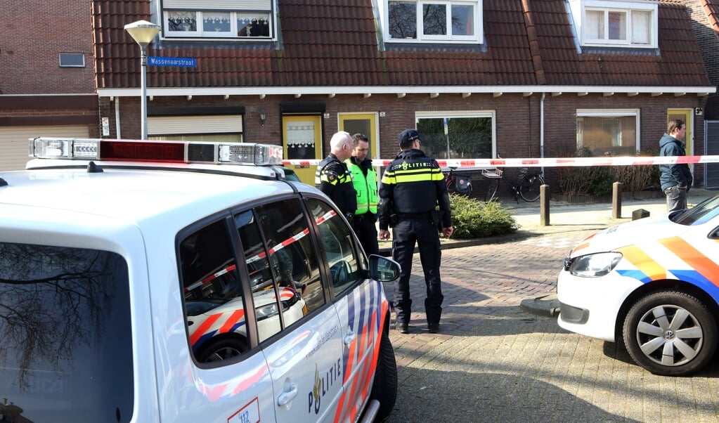 Politieagenten zijn afgekomen op een melding van huiselijk geweld. Elke zes minuten heeft de politie ergens in het land met dit probleem te maken. (beeld anp / ginopress)