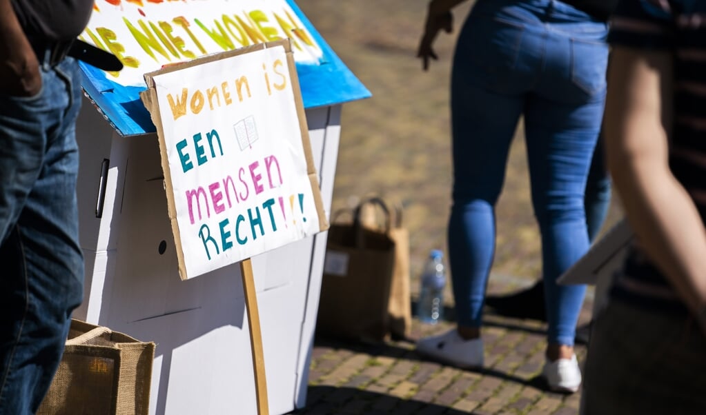 Actie van belangenorganisaties voor dak- en thuislozen. Volgens Marlene van Steensel moet er eerst voor worden gezorgd dat jongeren een veilig onderkomen hebben. 'Duurzame veiligheid, daar gaat het om.' (beeld anp / Jeroen Jumelet)