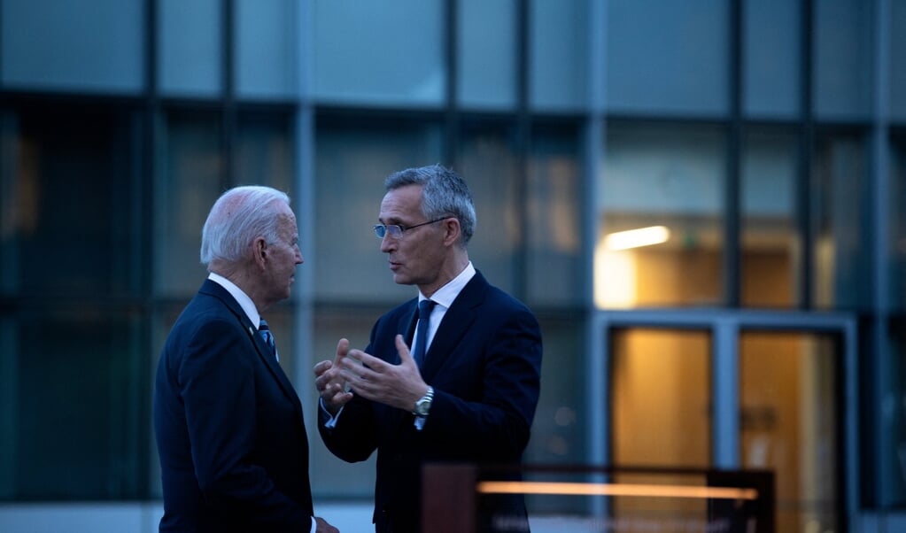 President Joe Biden and secretaris-generaal van de NAVO Jens Stoltenberg, 14 juni (beeld Brendan Smialowski / afp)