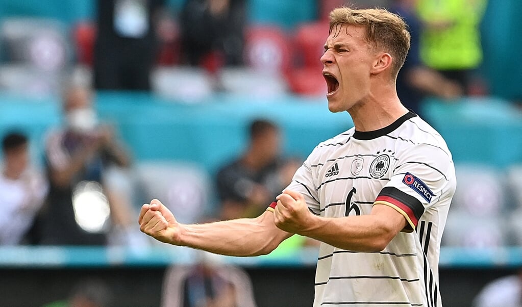 Joshua Kimmich juicht tijdens de met 4-2 gewonnen wedstrijd tegen Portugal. (beeld afp / Christof Stache)