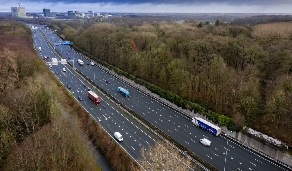 Als het nieuwe kabinet geen hoofdthema maakt van herstel van biodiversiteit, staan wij jongeren straks met lege handen. Beeld: dronefoto van de A27 bij Amelisweerd. Een verbreding van de snelweg zou ten koste gaan van bos. (beeld anp / Robin van Lonkhuijsen)