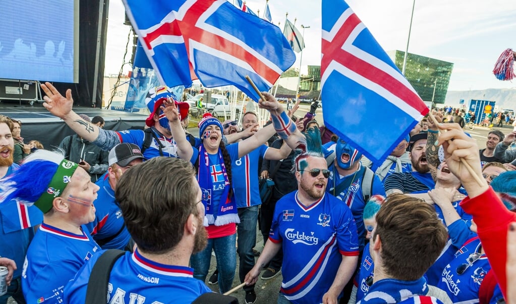 Uitzinnige IJslanders bij de kwartfinale van het EK voetbal op 3 juli 2016, toen de nationale ploeg met 2-5 door gastland Frankrijk werd verslagen. (beeld afp / Karl Petersson)