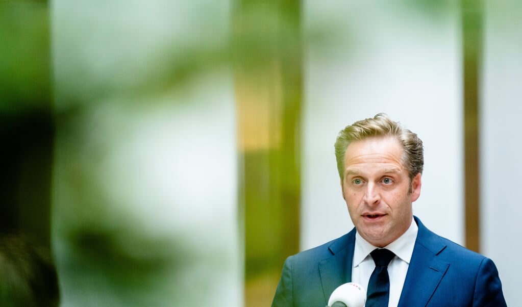 Gezonde jongeren van 12 tot 18 jaar oud kunnen vanaf vrijdag een afspraak maken voor een coronavaccinatie, zei demissionair minister Hugo de Jonge. (beeld anp / Bart Maat)