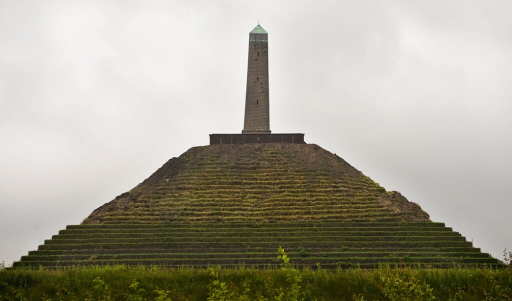 2008-06-19 00:00:00 WOUDENBERG - De Pyramide van Austerlitz gaat na twaalf jaar weer open voor het publiek. Naast het geheel vernieuwde bezoekerscentrum, is de Pyramide gerestaureerd: de bekleding van graszoden is in oorspronkelijke staat teruggebracht en de stenen trap is vervangen door een duurzame stalen trap. De Pyramide ligt midden in Nederland, verscholen in de bossen van de Utrechtse Heuvelrug. ANP PHOTO ERIK VAN 'T WOUD (beeld anp / Erik van 't Woud)