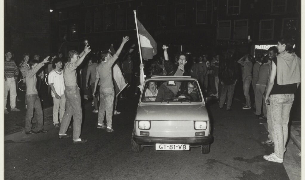 In Haarlem wordt feestgevierd na de overwinning op West-Duitsland. (beeld collectie fotoburo de Boer / wikimedia)
