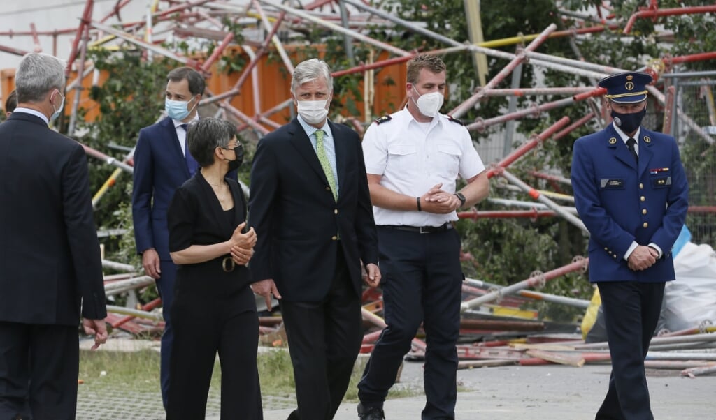 Koning Filip bezocht zaterdag de rampplek bij een school in aanbouw in Antwerpen. (beeld epa / Julien Warnand)