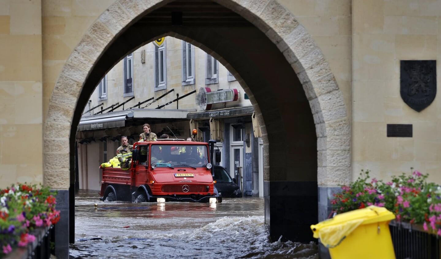 Straten in het centrum van Valkenburg onder water.