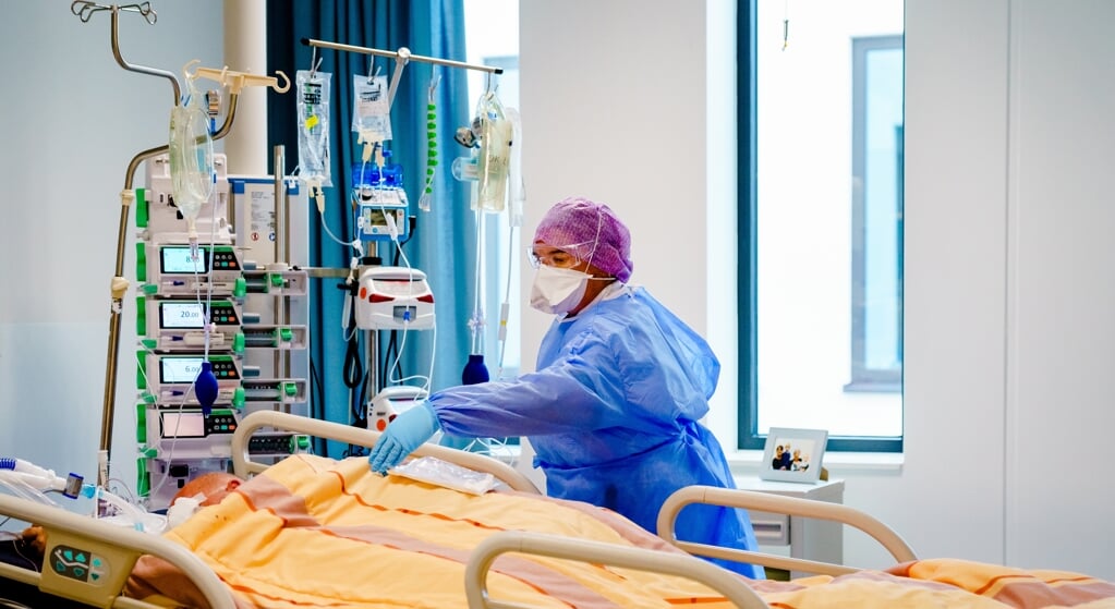 Medewerkers geven zorg aan een coronapatiënt op de Intensive Care afdeling. Het aantal coronapatiënten op de IC-afdelingen neemt steeds verder toe tijdens de tweede coronagolf. (beeld anp / Marco de Swart )