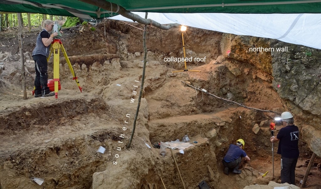 Ingang van de Einhornhöhle, waar het bewerkte bot is gevonden, ongeveer een meter achter de man rechtsonder. (beeld J. Lehmann)