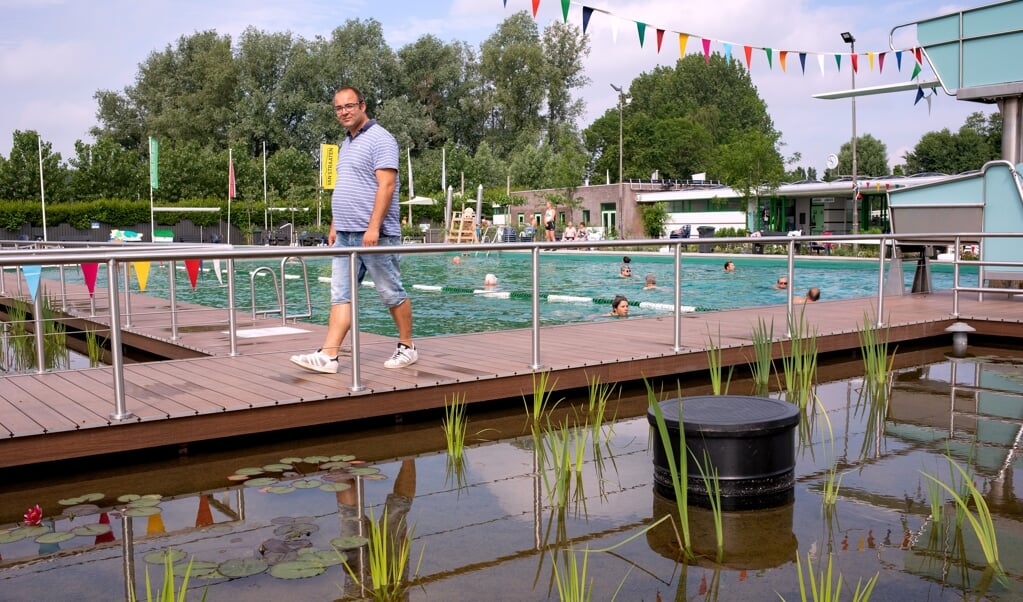Manager Bart Boevink in zwembad Natuurlijk De Loete in Haastrecht.  (beeld Dirk Hol)
