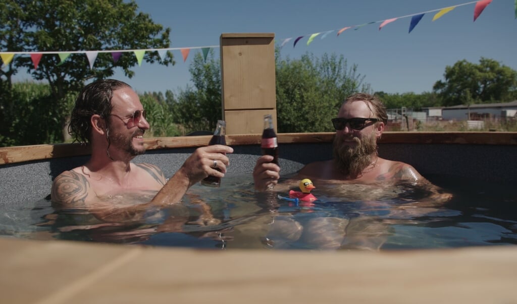 Humaninterestprogramma waarin negen jongeren samen met creatieve duizendpoot en jongerenbegeleider Tijs Vanneste vanuit het niets een camping opstarten én uitbaten. - Na 3 weken opbouw opent de camping eindelijk z'n deuren, met de nodige stress en zenuwachtigheid bij de jongeren. En de eerste campingactiviteit is meteen bingo: een kienavond, geanimeerd en gepresenteerd door Jelle. Ondertussen oefent Chelsey een duet met Tijs, en vertelt ze hoe erg ze haar pas overleden vader mist. Ook Hakim mist zijn Afghaanse familie, hij voelt zich vaak alleen. (beeld kro-ncrv)