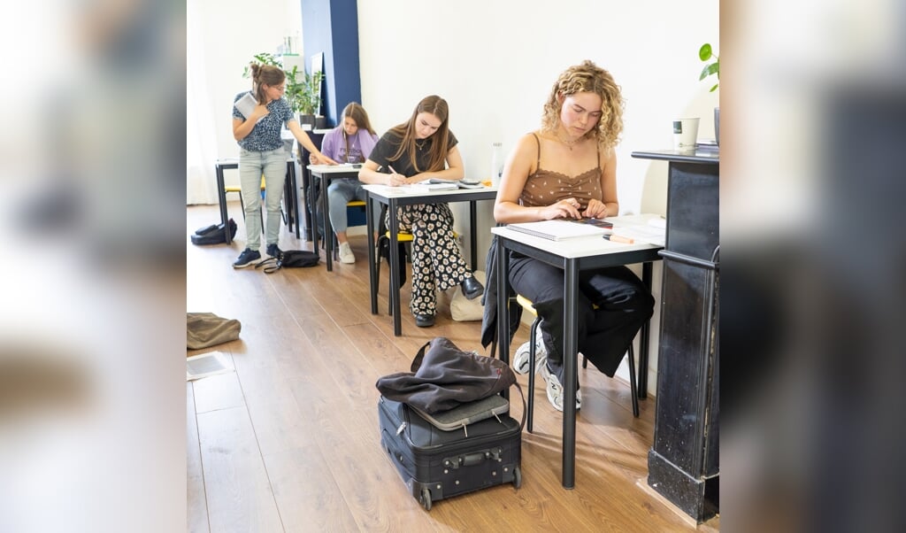 Imjen Somer (22) uit Nieuwegein volgt deze zomer een pittige snelcursus natuurkunde. (beeld Niek Stam)