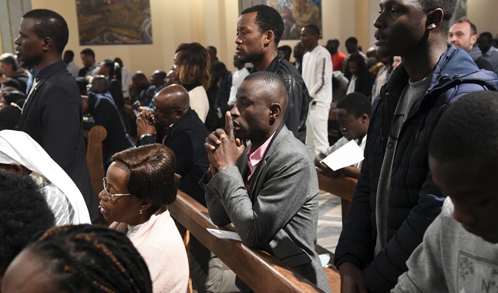 Christenen uit Sub-Saharaans Afrika wonen op 10 maart 2019 de mis in de Sint-Pieterskathedraal in Rabat bij. (beeld afp / Fadel Senna)