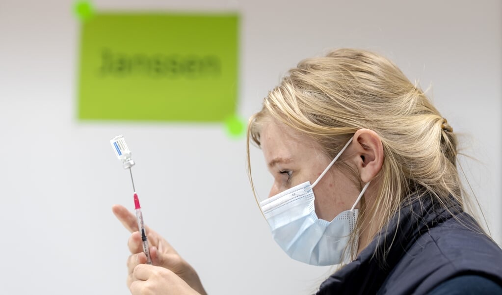 Bij de GGD Kennemerland vindt vrijdag ‘Sjansen met Janssen’ plaats, waarbij mensen na hun vaccinatie kunnen blind daten in de wachtruimte. (anp / Sander Koning)