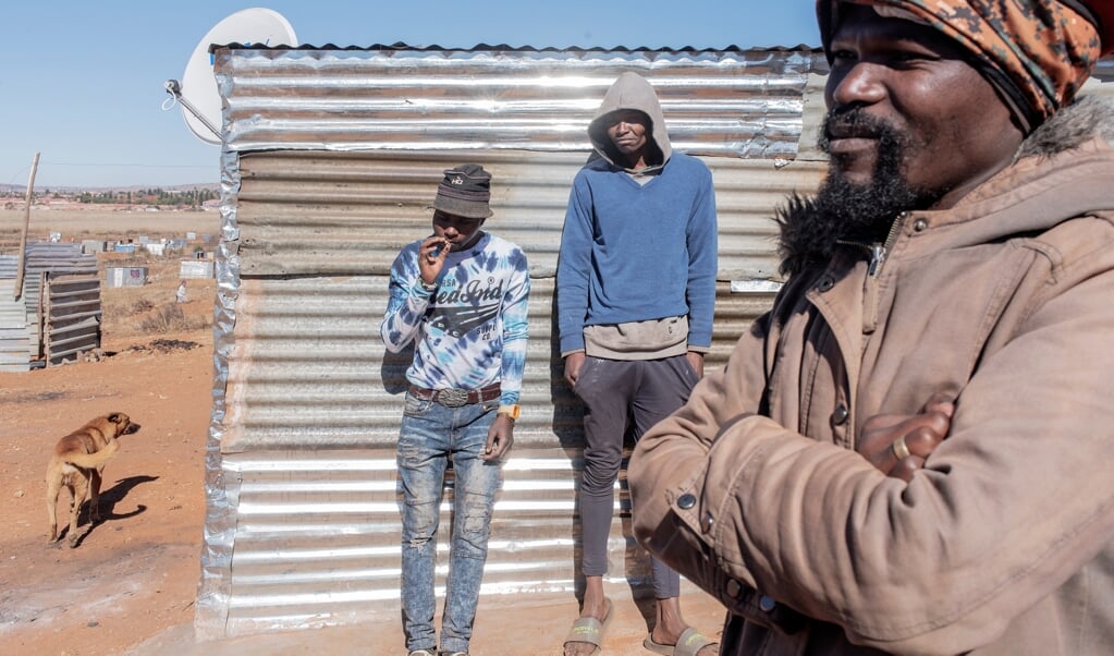 Bongani Ngubane (rechts) in de illegale nederzetting die hij oprichtte bij Johannesburg. (beeld Luca Sola)