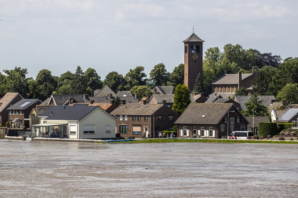 Sommige spullen zijn herleidbaar naar dorpen in België en Duitsland, vertelt gebiedsmanager Rob van Schijndel. ‘Zo hebben we tientallen kratjes van Chaudfontaine gevonden en de kliko’s van een Duits dorpje.’ (beeld anp / Vincent Jannink)