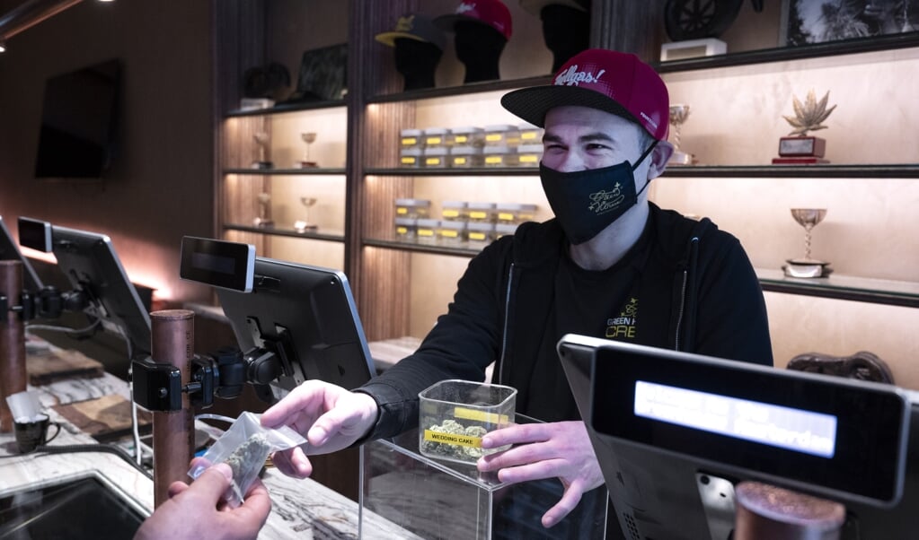 De enige steekhoudende maatregel die de criminaliteit in haar hart raakt en die de grond onder haar reden van bestaan voor een groot deel wegslaat, is het op termijn overgaan tot het volledig legaliseren van alle soorten drugs in Nederland. (beeld anp / Evert Elzinga)
