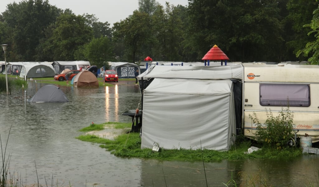 Tenten en caravans staan in het water op camping Klein Zwitserland. Stortbuien veroorzaken in het noordoosten van Fryslân veel wateroverlast. (beeld anp / Anton Kappers)